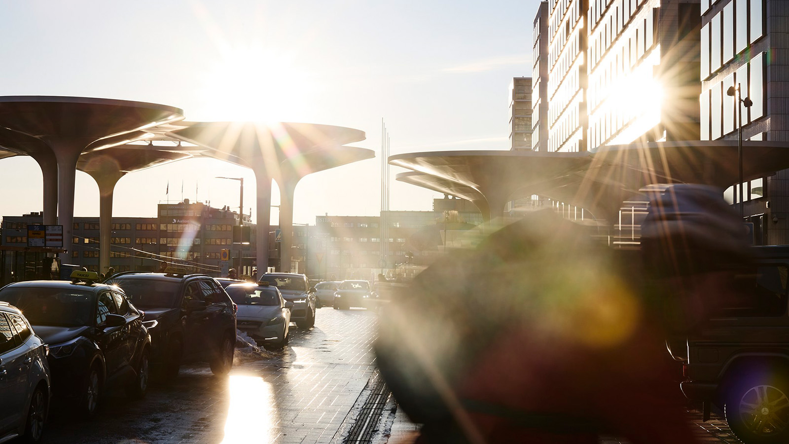 Aurinko nousee Helsingin Pasilassa, Tripla-kauppakeskuksen edustalla.