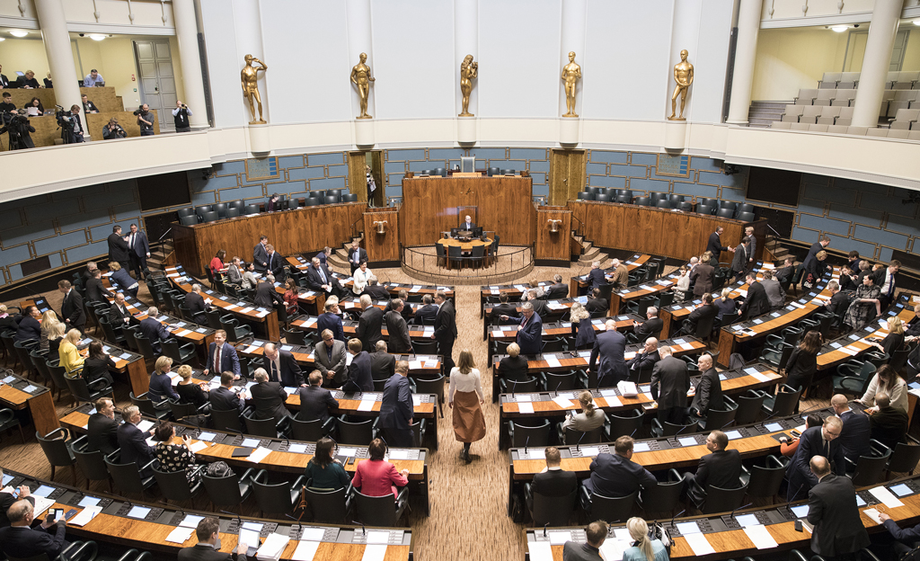 Täysistunto eduskunnan istuntosalissa.